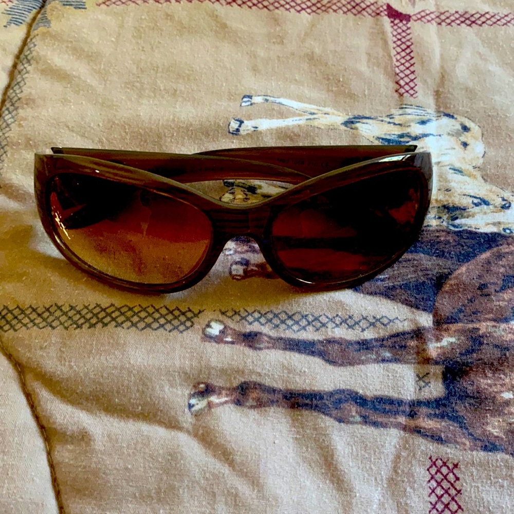 I am selling sunglasses.
